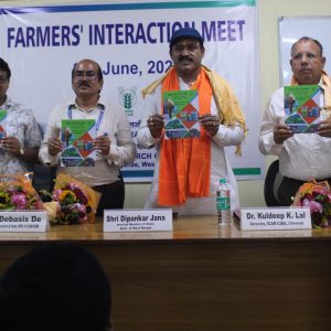 Shri Dipankar Jana, Hon’ble Minister of State, Sundarban Affairs, Land & Land Reforms and Refugee Relief & Rehabilitation, Government of West Bengal participated in the Khet Bachao Abhiyan Scientists-Farmers’ interaction to sensitize farmers on Balanced use of Fertilizers at the Kakdwip Research Centre of ICAR-CIBA, West Bengal